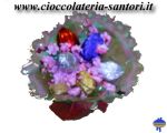 Bouquet di fiori sintetici e uova di cioccolato