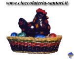 Gallina decorata con ovetti in cesto
